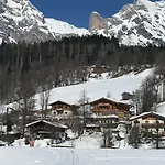 Дом отдыха Family Retreat *