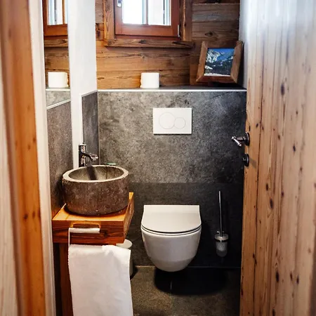 別荘 Family Retreat