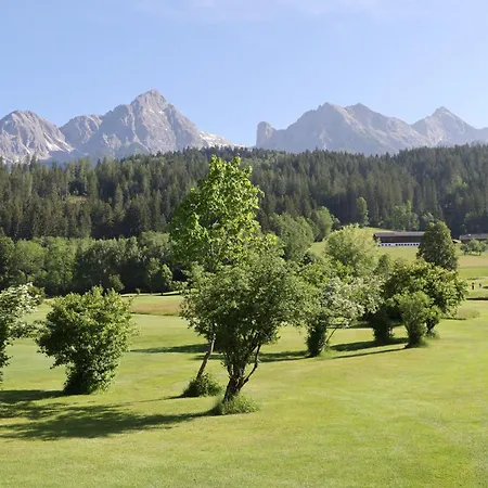 別荘 Family Retreat